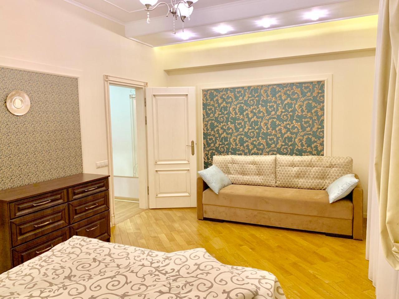 Two-Bedroom On Lesi Ukrainky 利沃夫 外观 照片